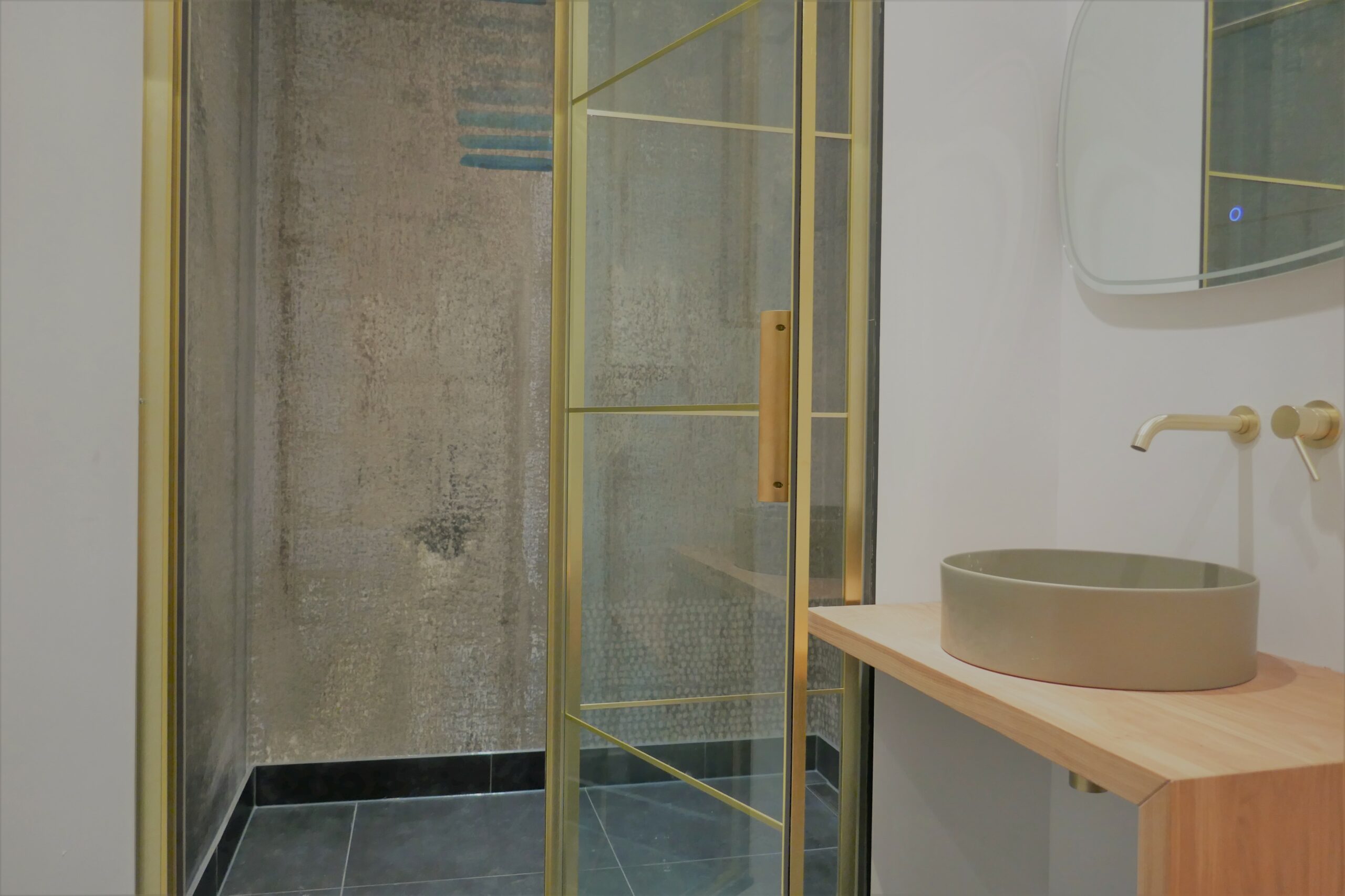 Behang in de douche