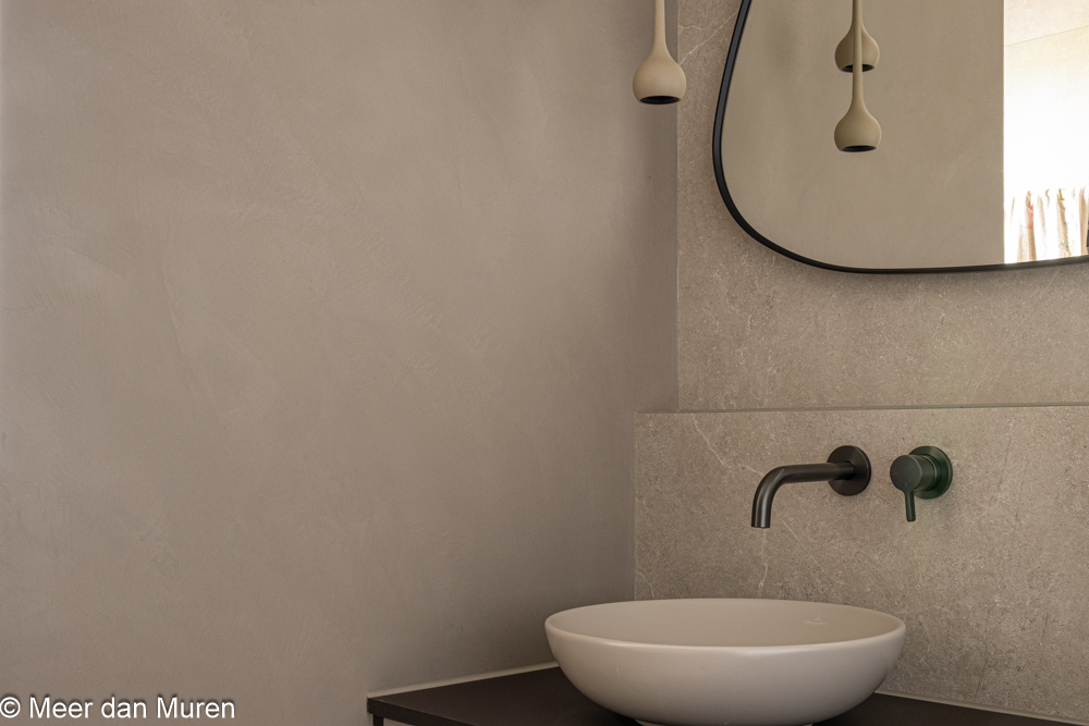 Luxe spa gevoel badkamer basebeton betoncire betonlook