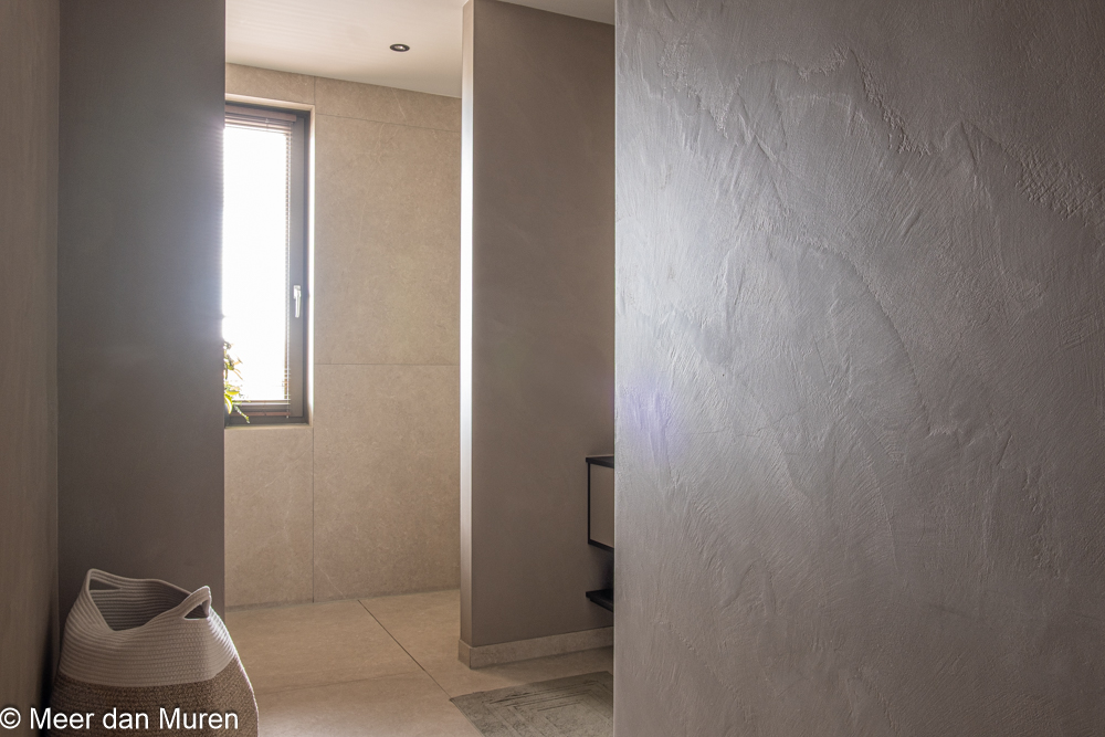 Luxe spa gevoel badkamer basebeton betoncire betonlook